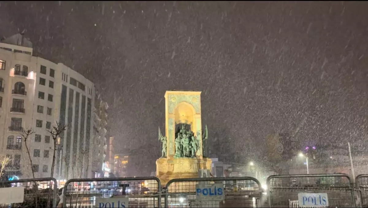 Taksim'de kar yağışı gece saatlerinde etkisini gösterdi