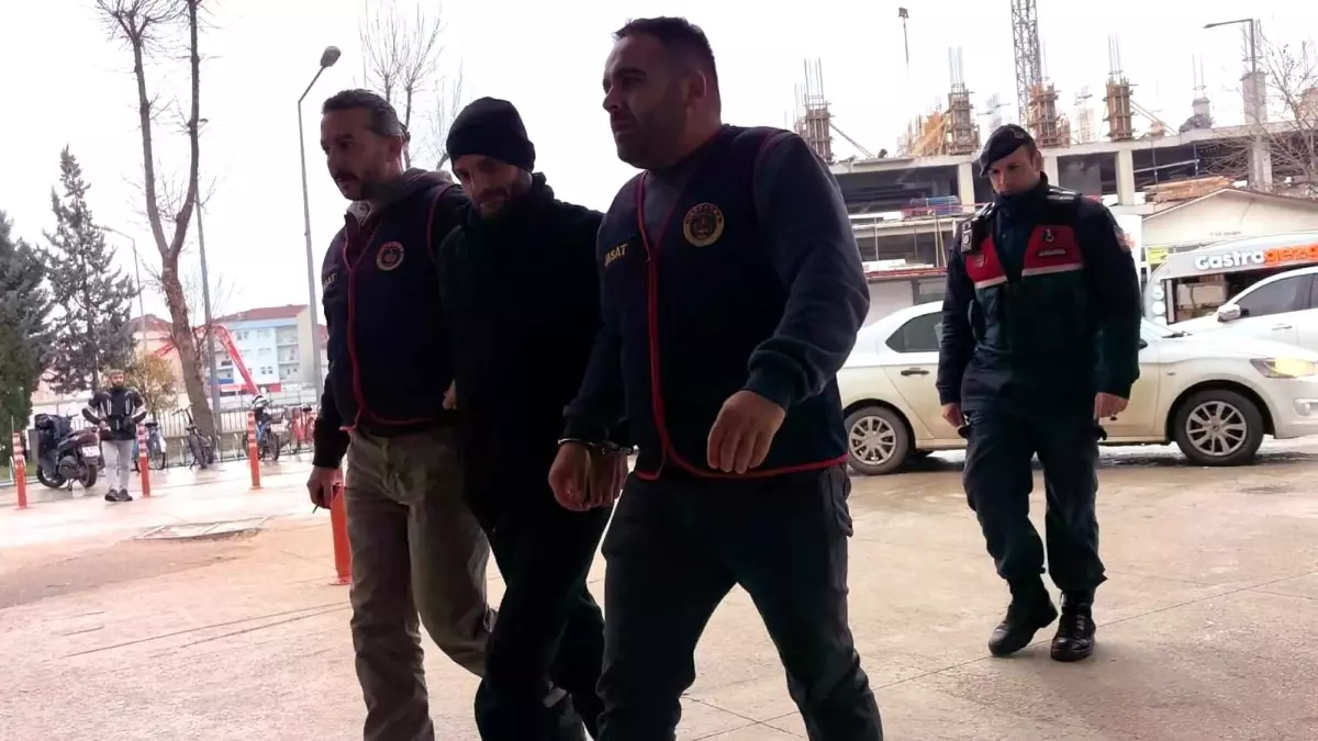 Tekel bayiye tüfekle ateş açıp 2 kişiyi yaralayan cezaevi firarisi yakalandı