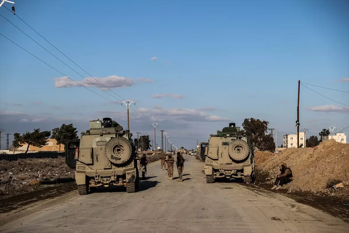 Terör örgütü YPG/SDG, Rakka'da bazı DEAŞ'lıların da tutulduğu hapishaneyi devretmemek için orduyla çatışıyor