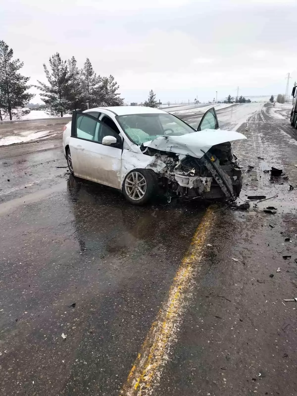 Tır ile otomobil çarpıştı: 2 yaralı