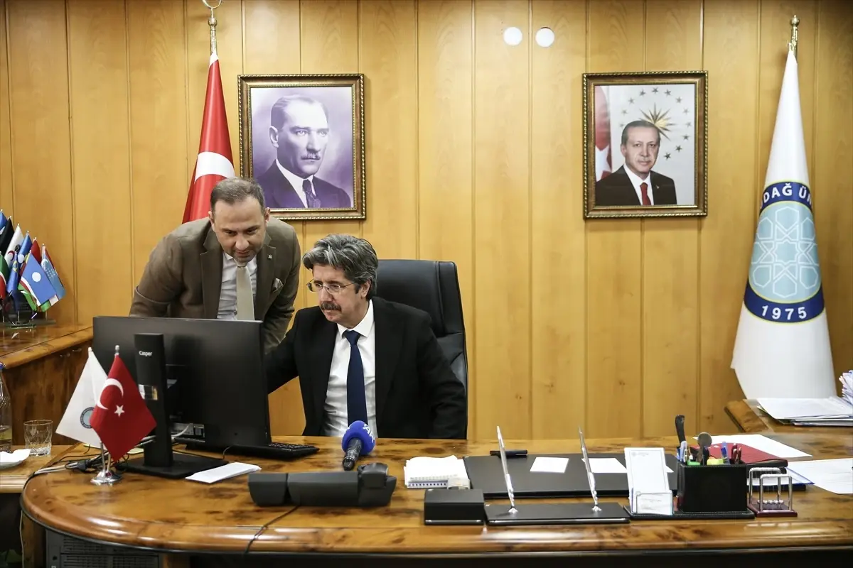 TRT Yönetim Kurulu Başkanı ve BUÜ Rektörü Yılmaz, AA'nın 'Yılın Kareleri' oylamasına katıldı