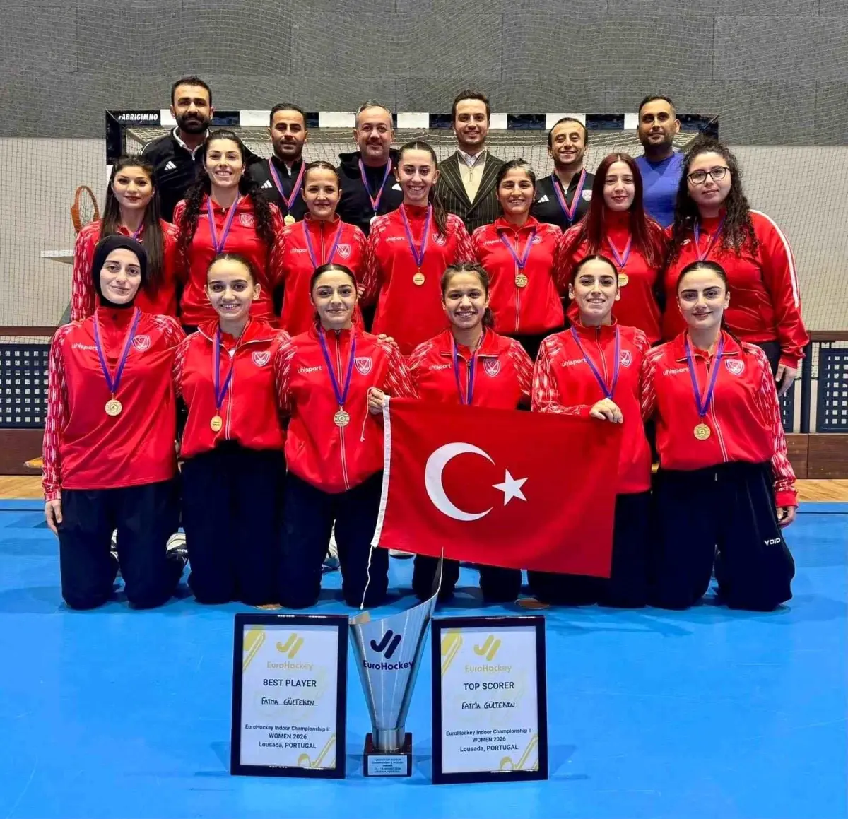 Türkiye Kadın Hokey Milli Takımı şampiyonluk kürsüsünde