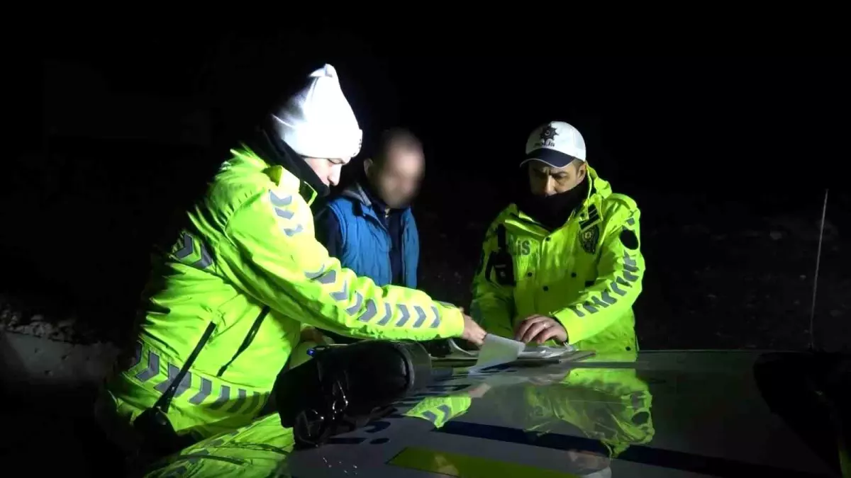 Uygulama noktasına gelmeden otomobilini park etti, sürücünün kendisi olmadığını iddia etti