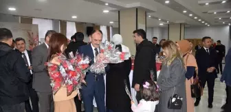 Van'da yeni atanan öğretmenler çiçeklerle karşılandı