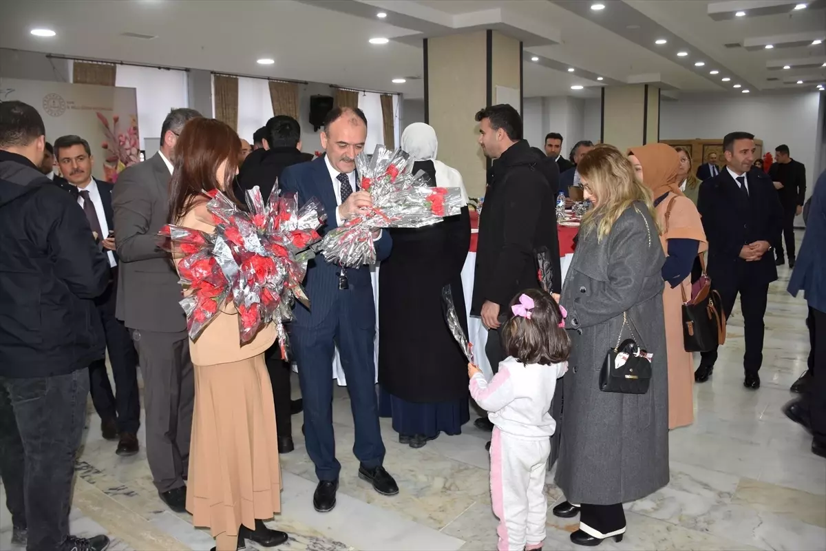 Van'da yeni atanan öğretmenler çiçeklerle karşılandı