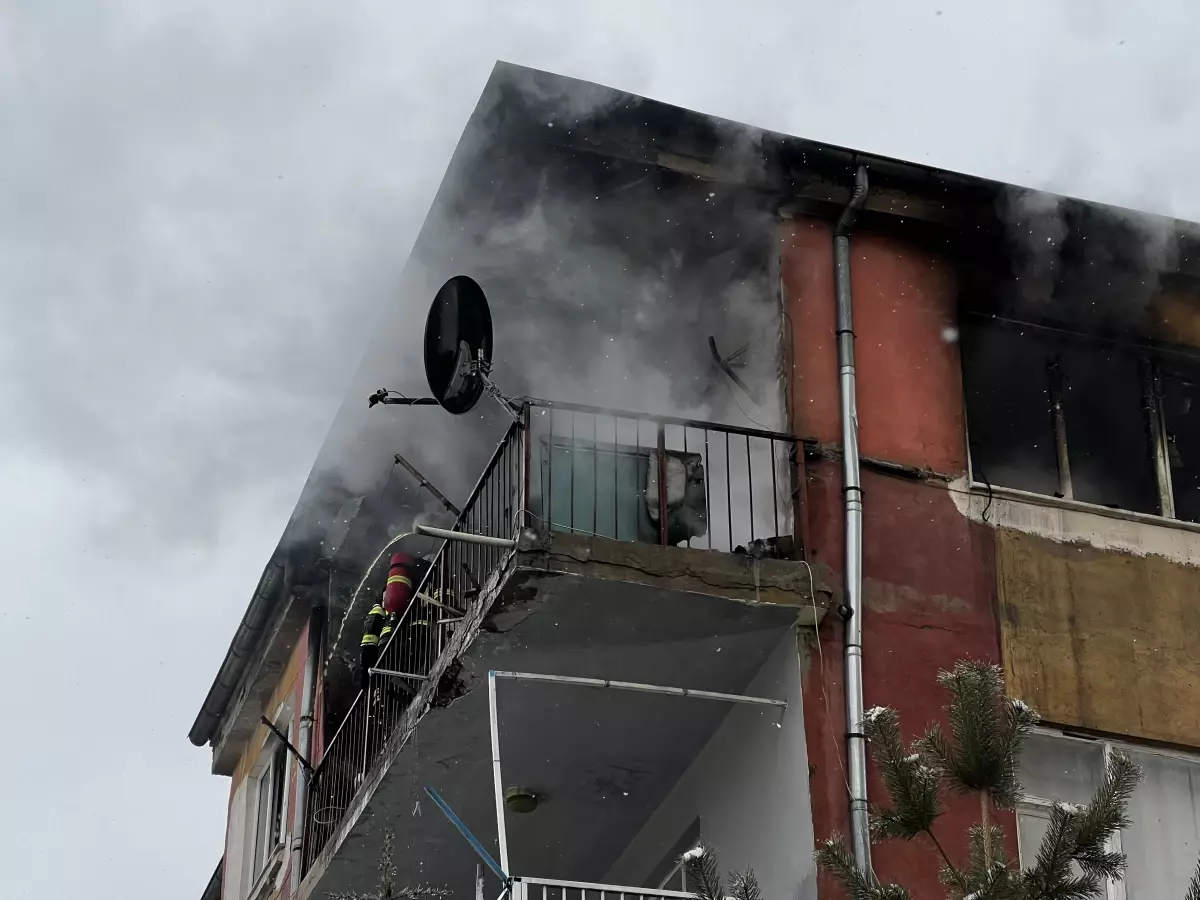 Kayseri'de 4 Katlı Binanın Son Katındaki Dairede Yangın Çıktı