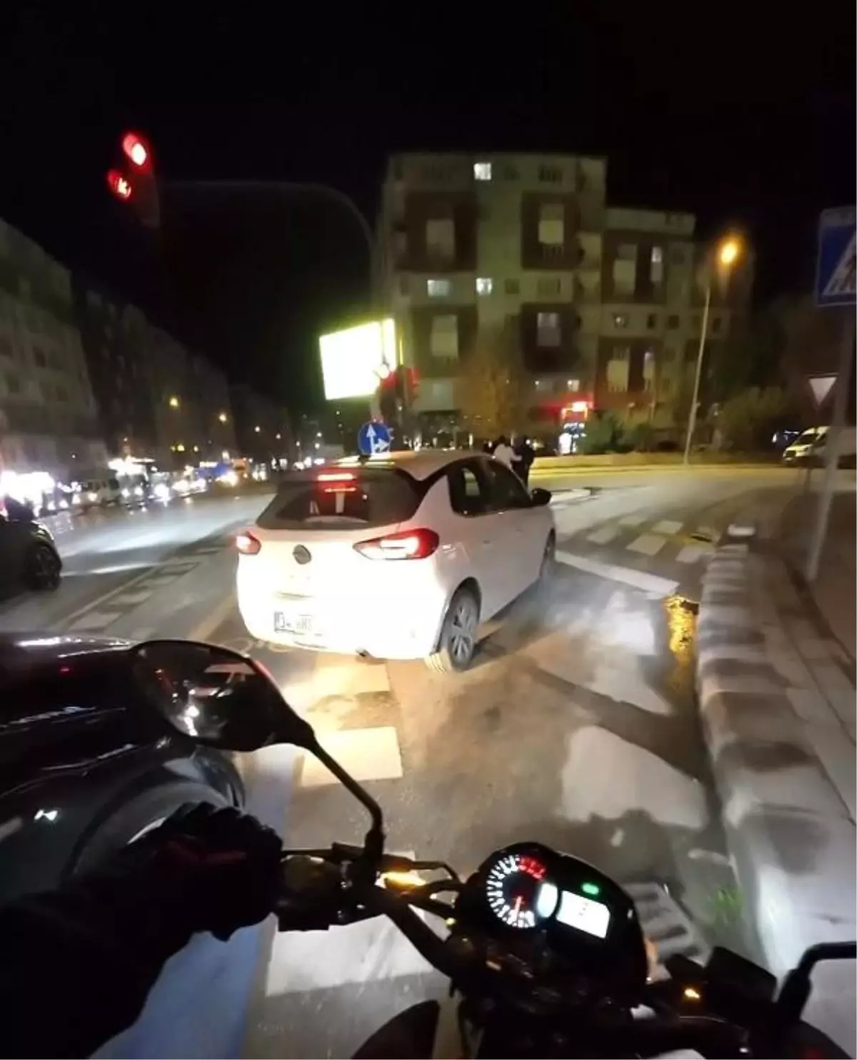 Yanlış trafik ışığına uyan sürücü araç kuyruğuna sebep oldu