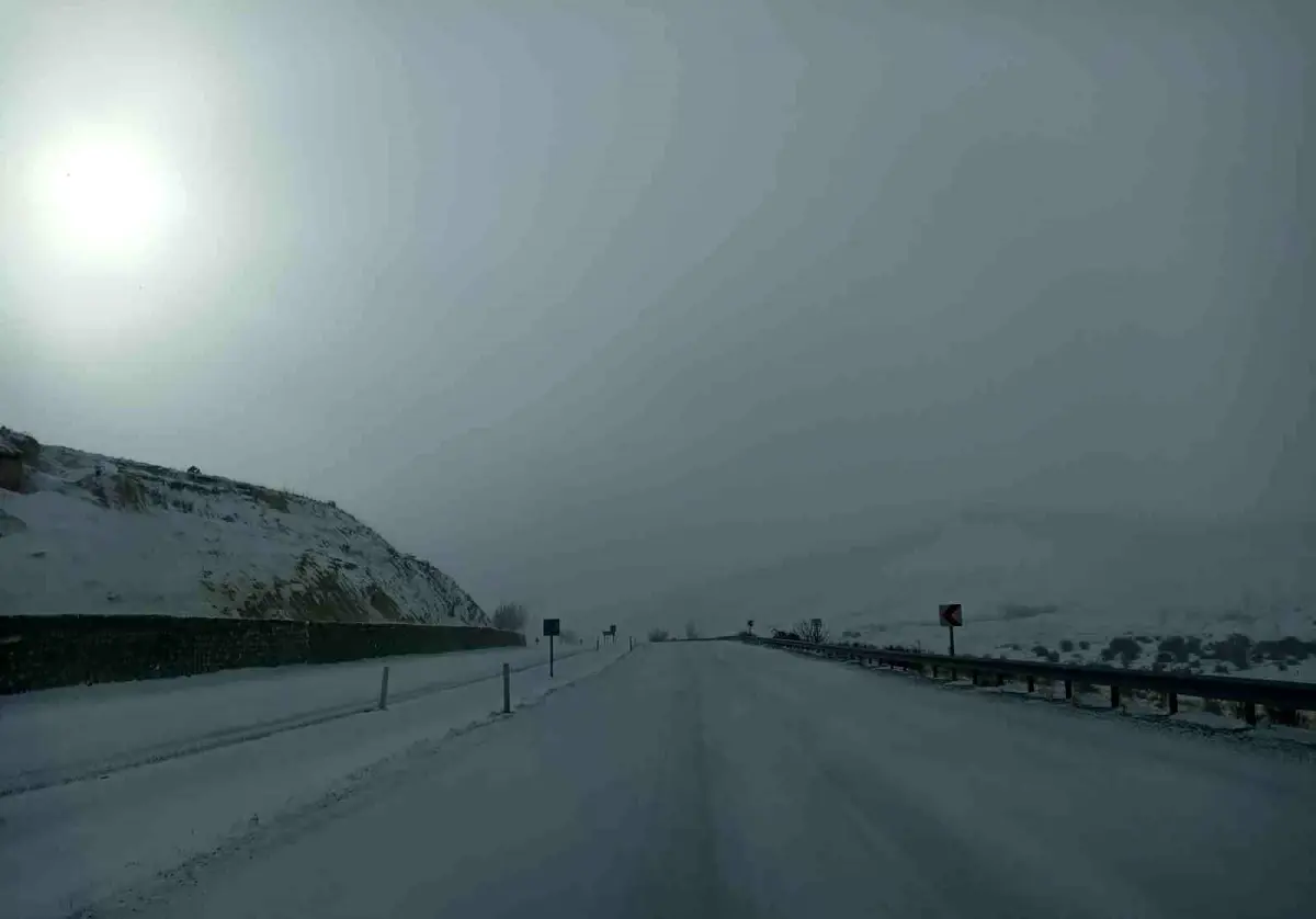 Yoğun kar ilçeyi esir aldı, Kayseri-Malatya yolu trafiğe kapatıldı
