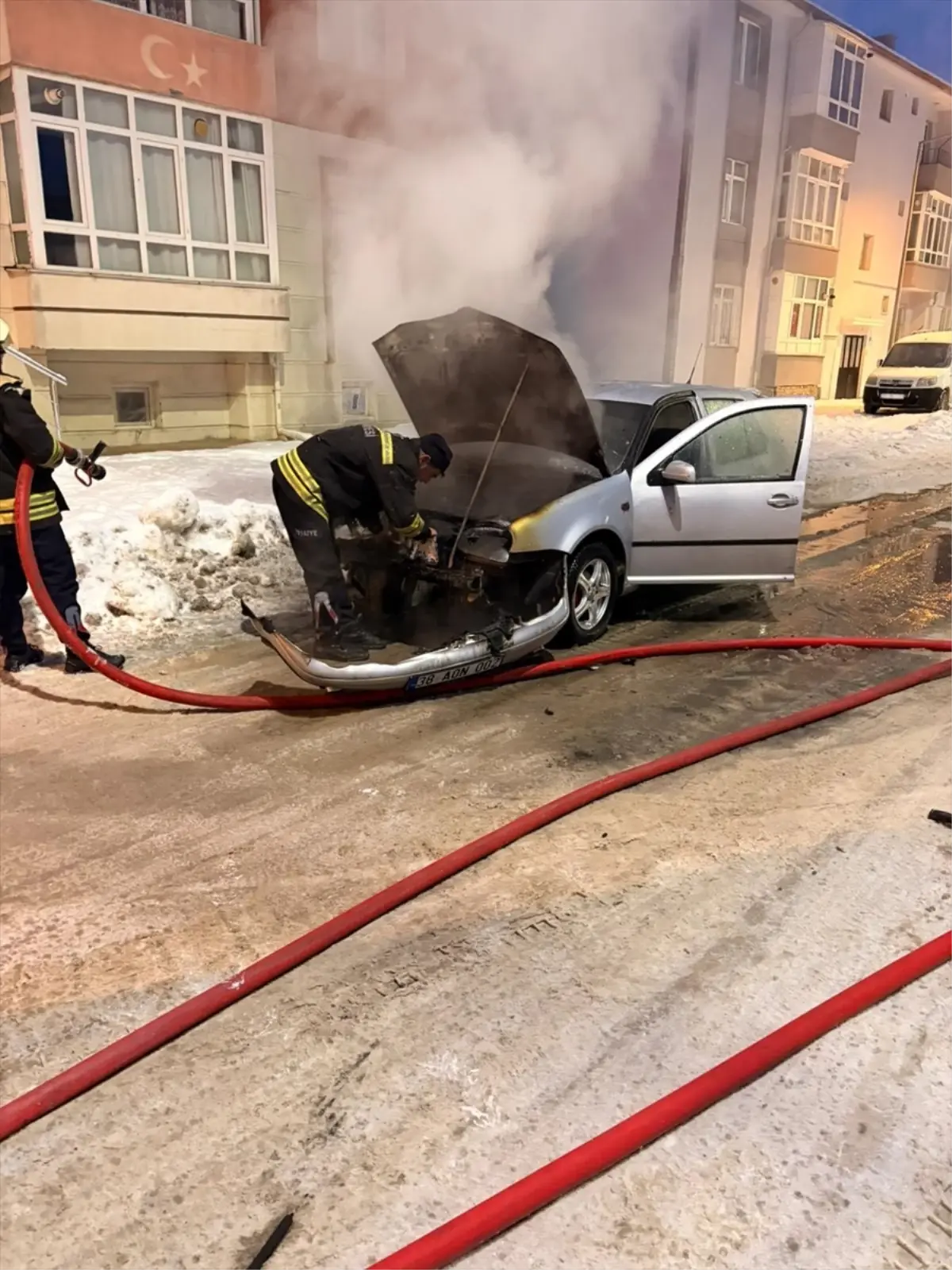 Yozgat'ta park halindeki otomobil yandı