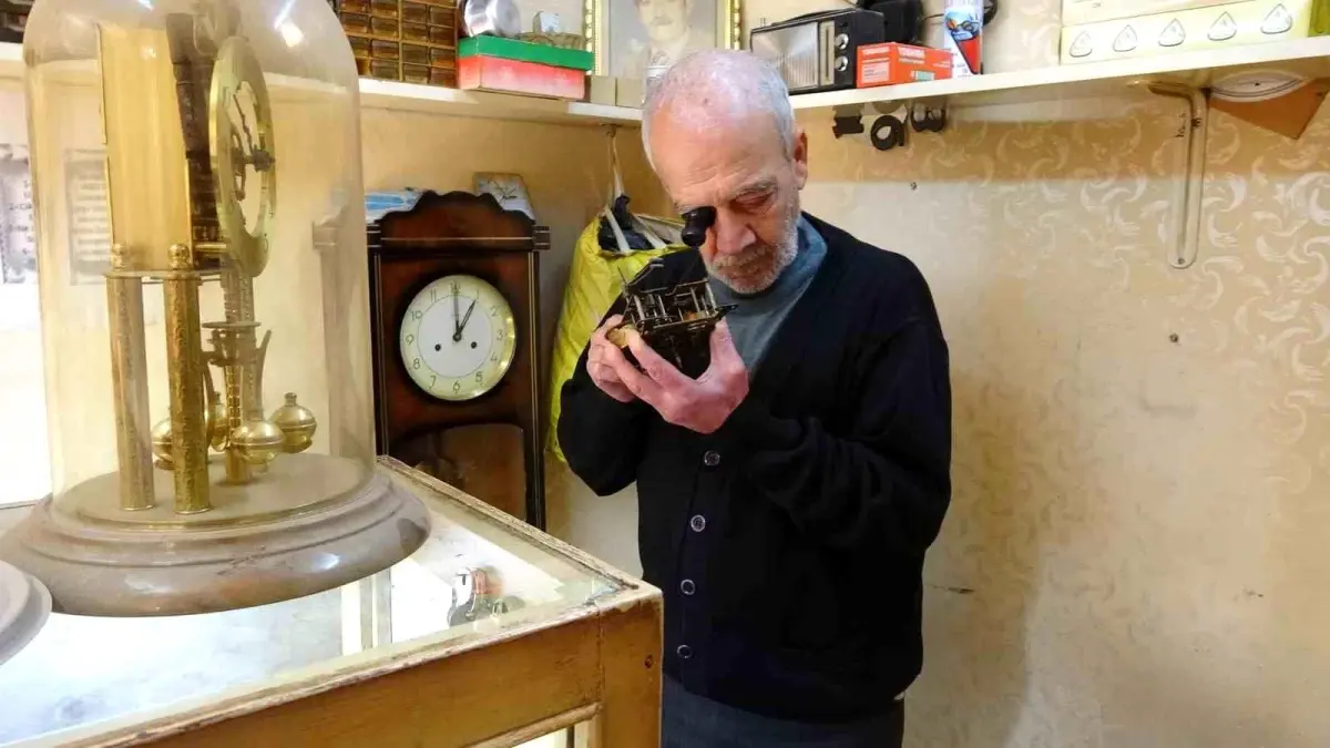 41 yıllık saat ustası 54 yıldır antika saatleri onarıyor