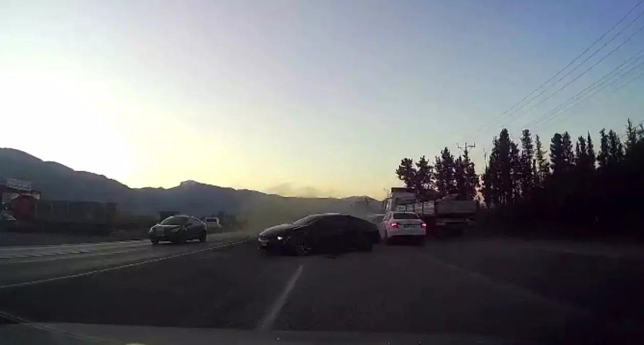 5 aracın karıştığı kaza anbean araç kamerasında