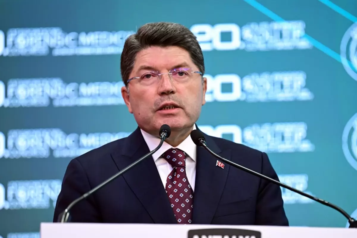 Adalet Bakanı Tunç: Bayrağımıza yönelik alçak girişimle ilgili savcılık soruşturma başlattı