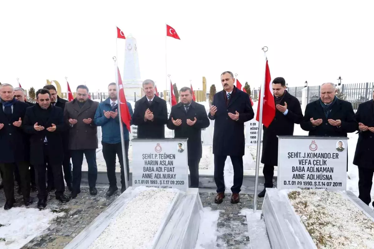 Ağrı Valisi Önder Bozkurt görevine şehitlik ziyaretiyle başladı