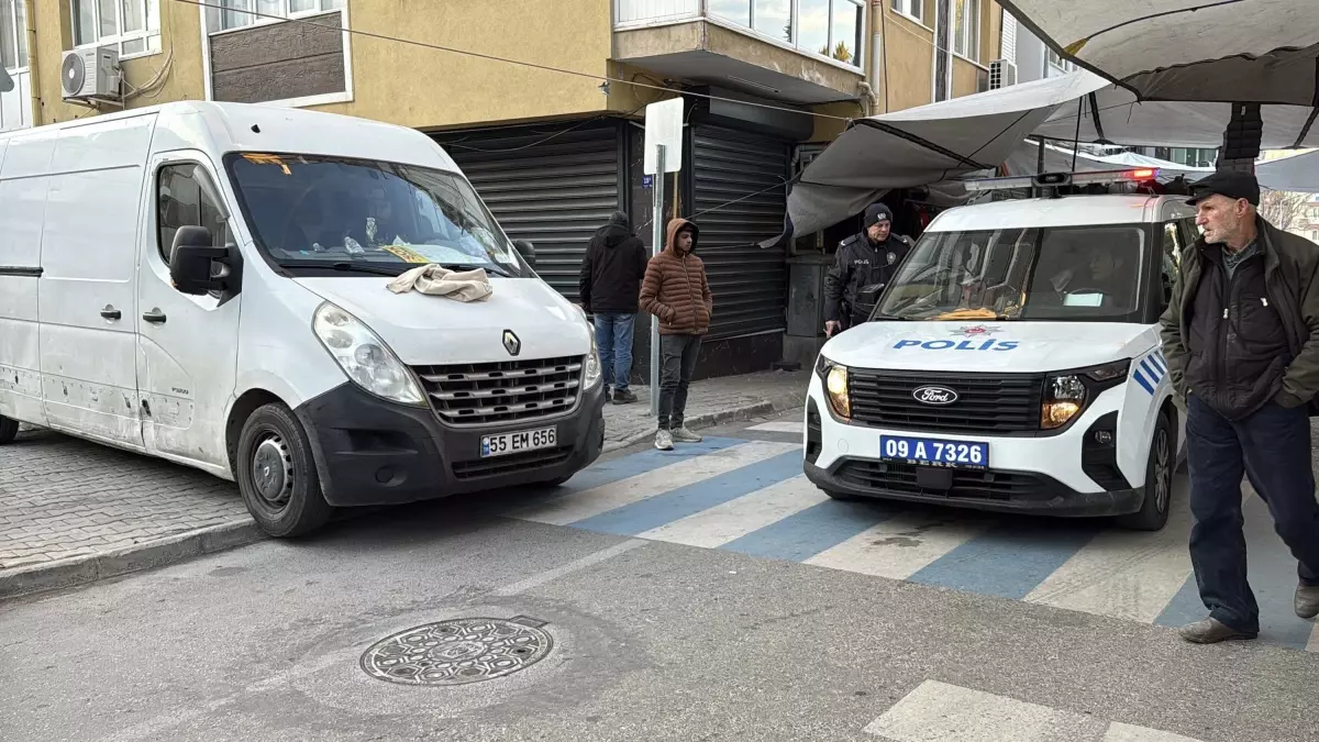 Akraba pazarcıların silahlı yer kavgası; 3 yaralı