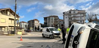 Aksaray'da hafif ticari araçla otomobil çarpıştı, 2 kişi yaralandı