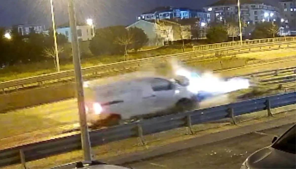 Alkollü sürücünün kullandığı araç bariyere ok gibi saplandı... O anlar kamerada