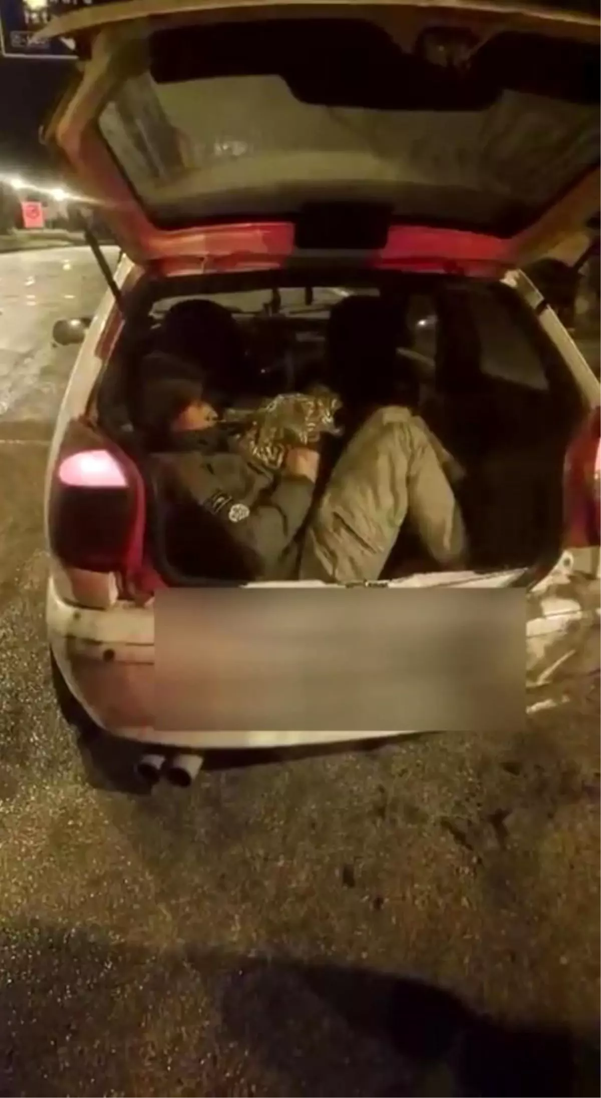 Amasya'da durdurulan otomobilden 5 kaçak göçmen çıktı