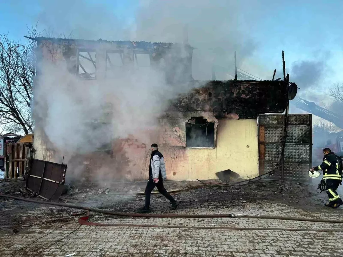 Amasya'da iki katlı ev çıkan yangında kullanılamaz hale geldi