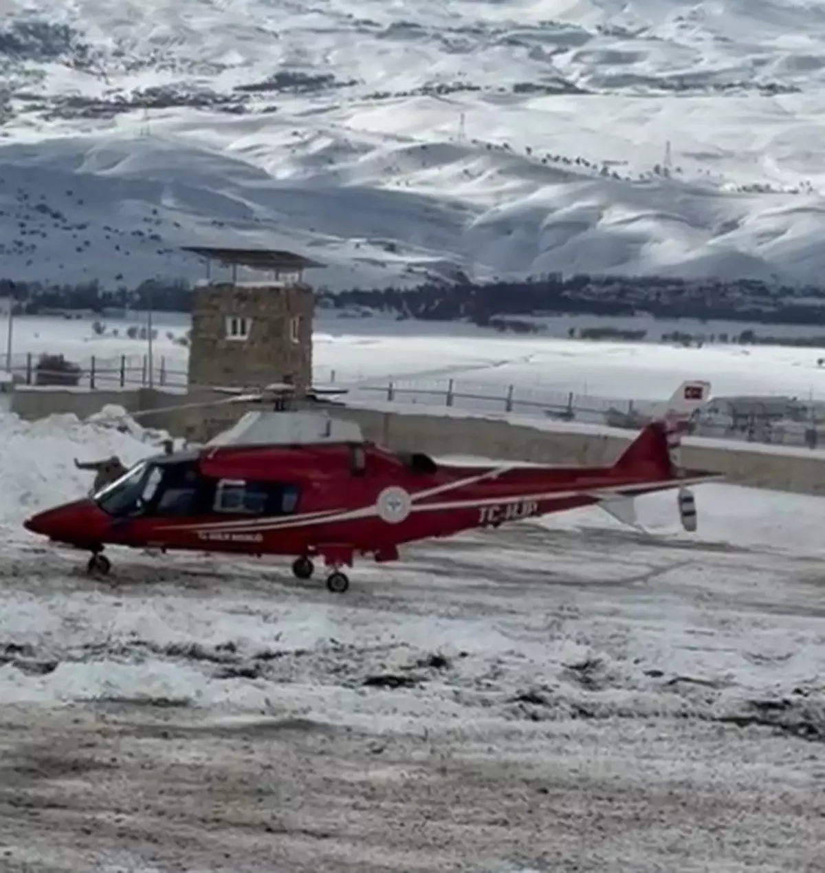 Ambulans helikopter 1 günlük bebek için havalandı