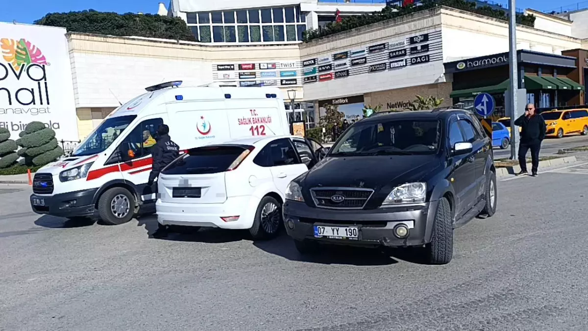 Antalya'da iki otomobilin çarpıştığı kazada aynı aileden 3 kişi yaralandı
