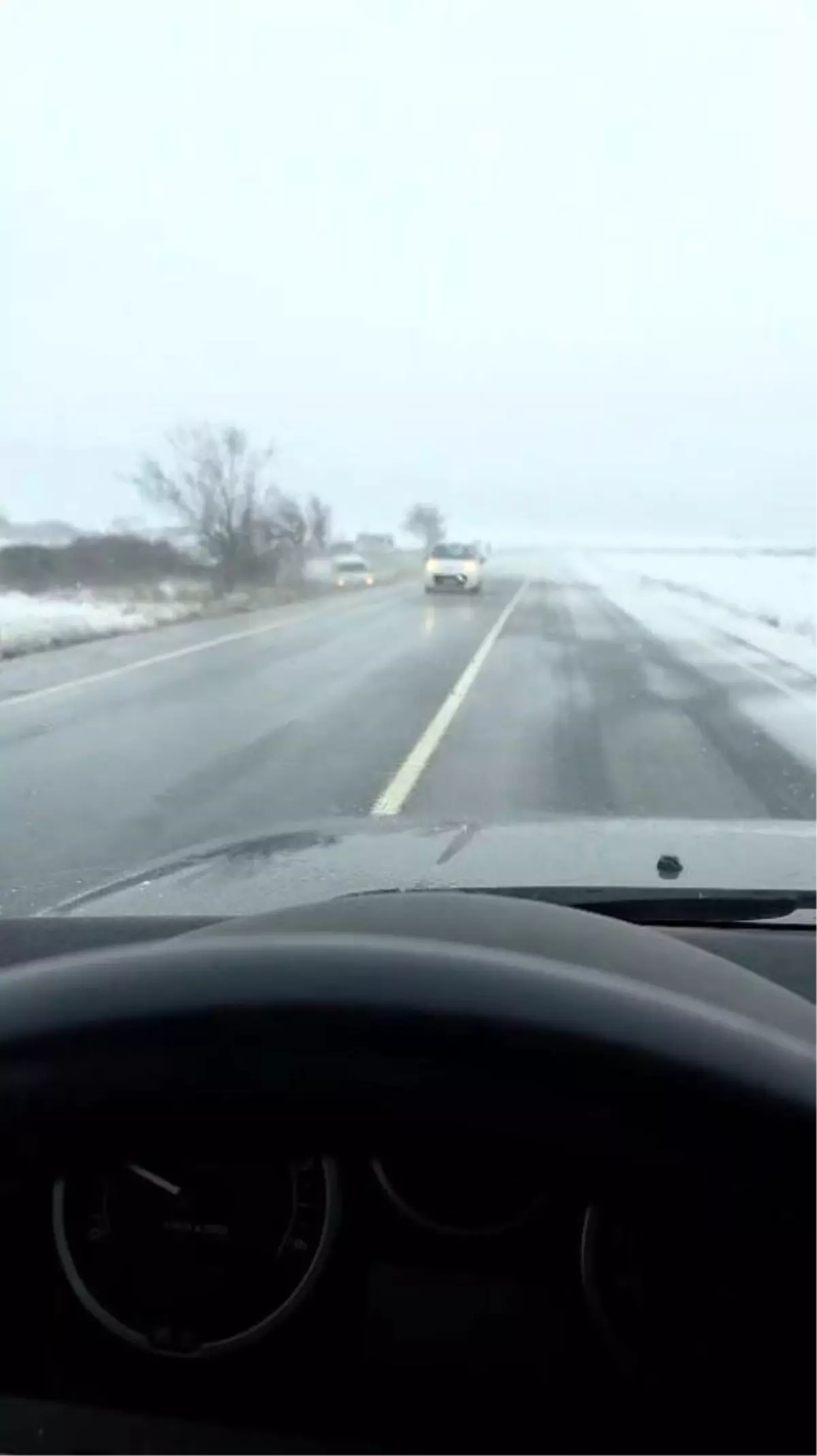 Arnavutköy'de kontrolden çıkan araç çayırlık alana uçtu: Kaza anı kamerada