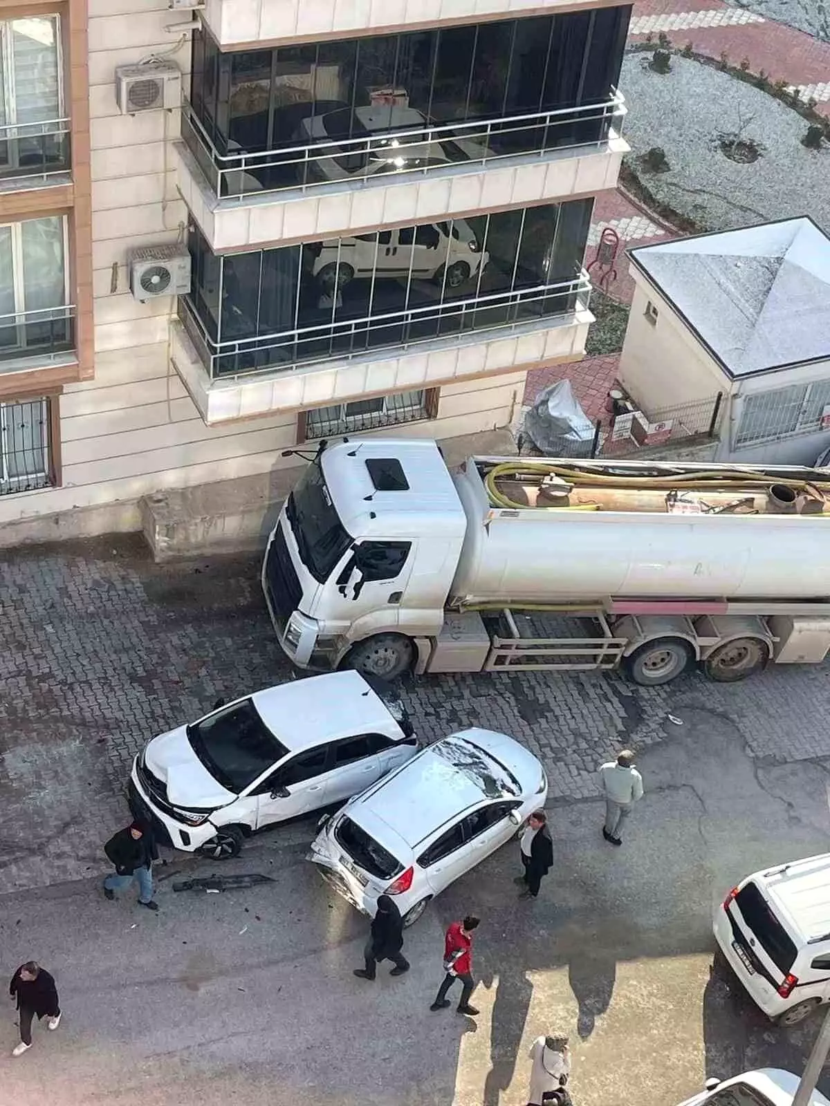 Batman'da freni boşalan akaryakıt tankeri park halindeki araçlara çarptı: 8 araç hasar gördü