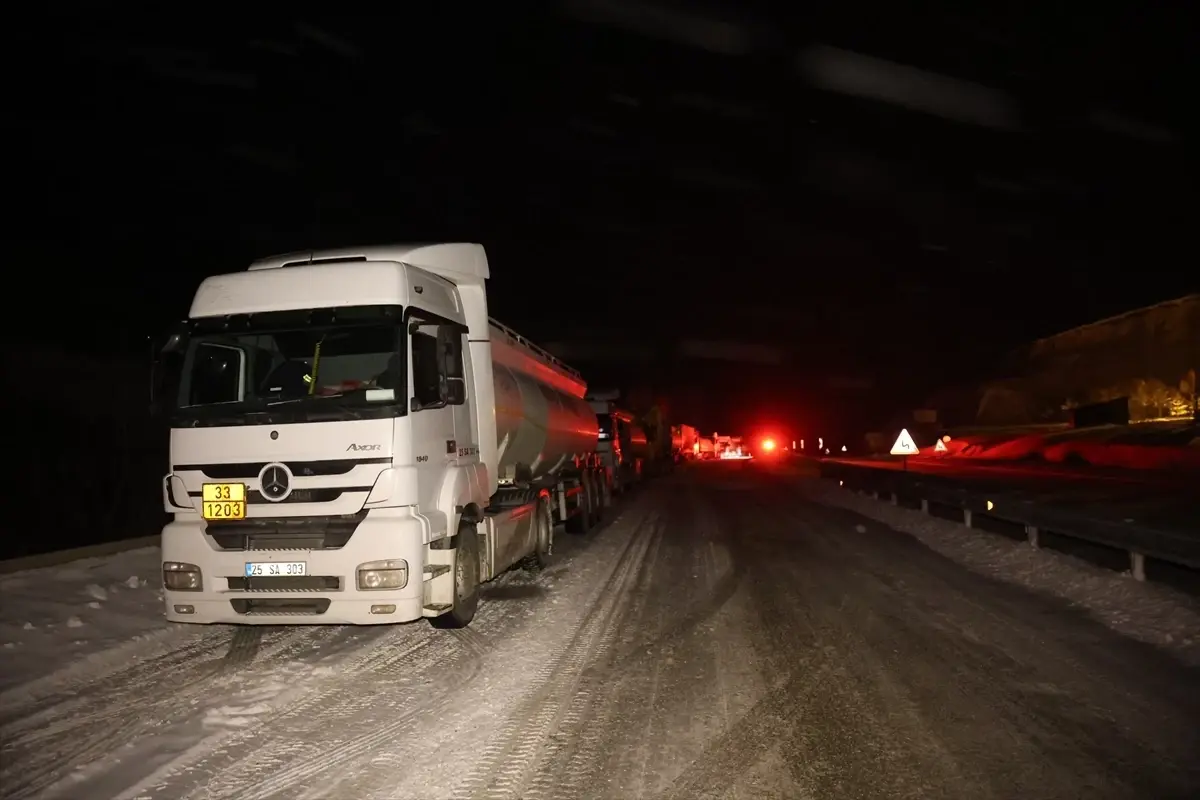 Bayburt'ta kar ve tipi nedeniyle ulaşım güçlükle sağlanıyor