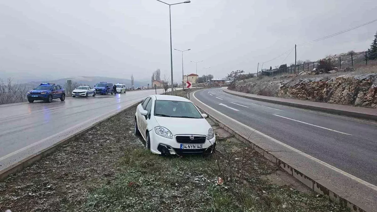 Bilecik'te lastiği patlayan otomobil orta refüje girdi: 1 yaralı