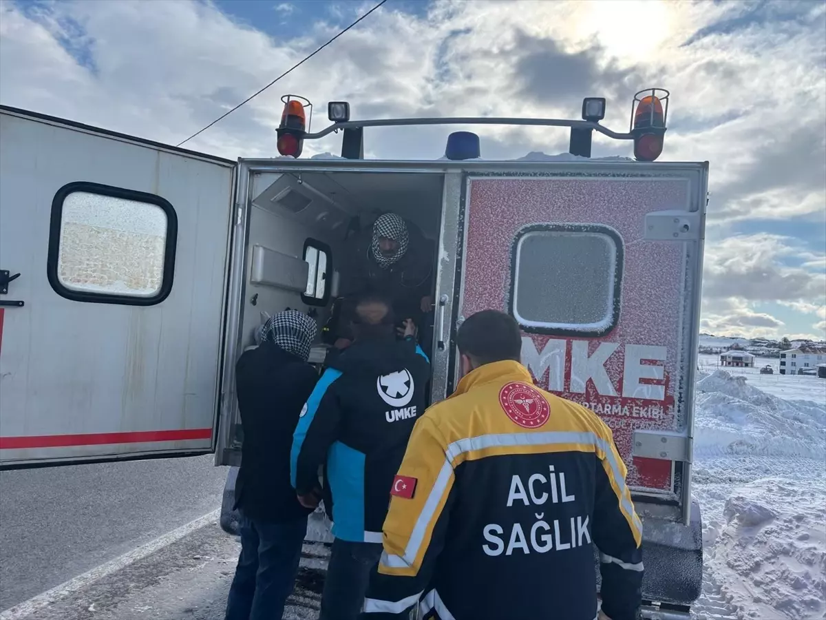 Bingöl'de yolu kardan kapanan köydeki KOAH hastası paletli ambulansla hastaneye ulaştırıldı