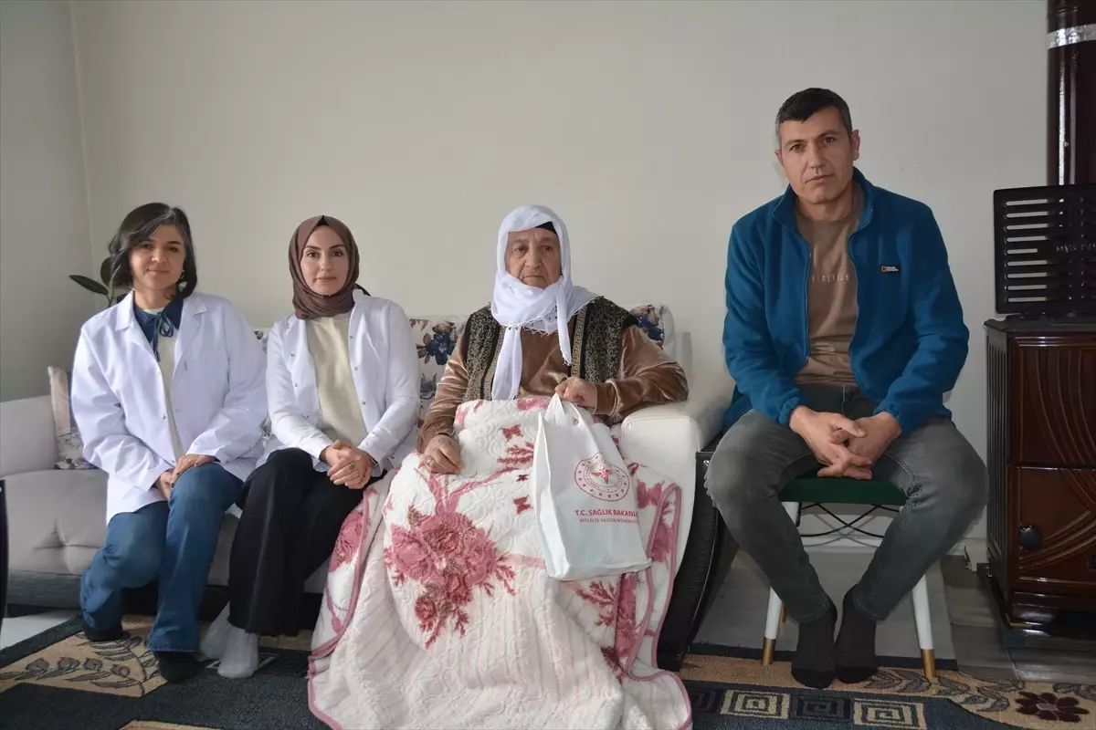 Bitlis'te sağlık ekipleri zorlu kış şartlarında vatandaşlara evlerinde hizmet veriyor
