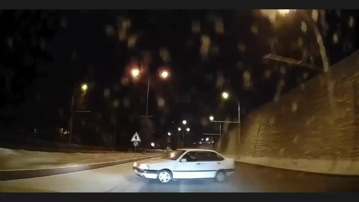 Buzlanan yolda sürücüsünün makas attığı otomobil, refüje çarptı