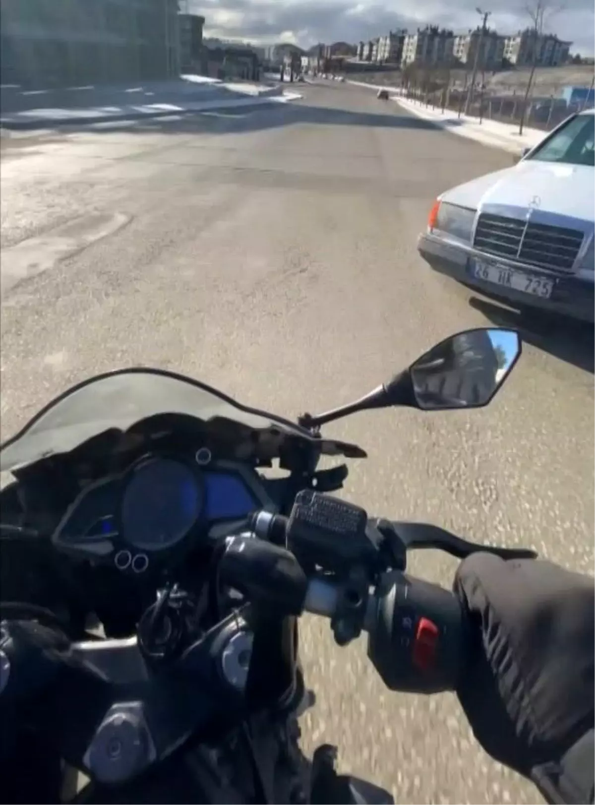 Caddeye kontrolsüz çıkan araca çarpmaktan kıl payı kurtuldu