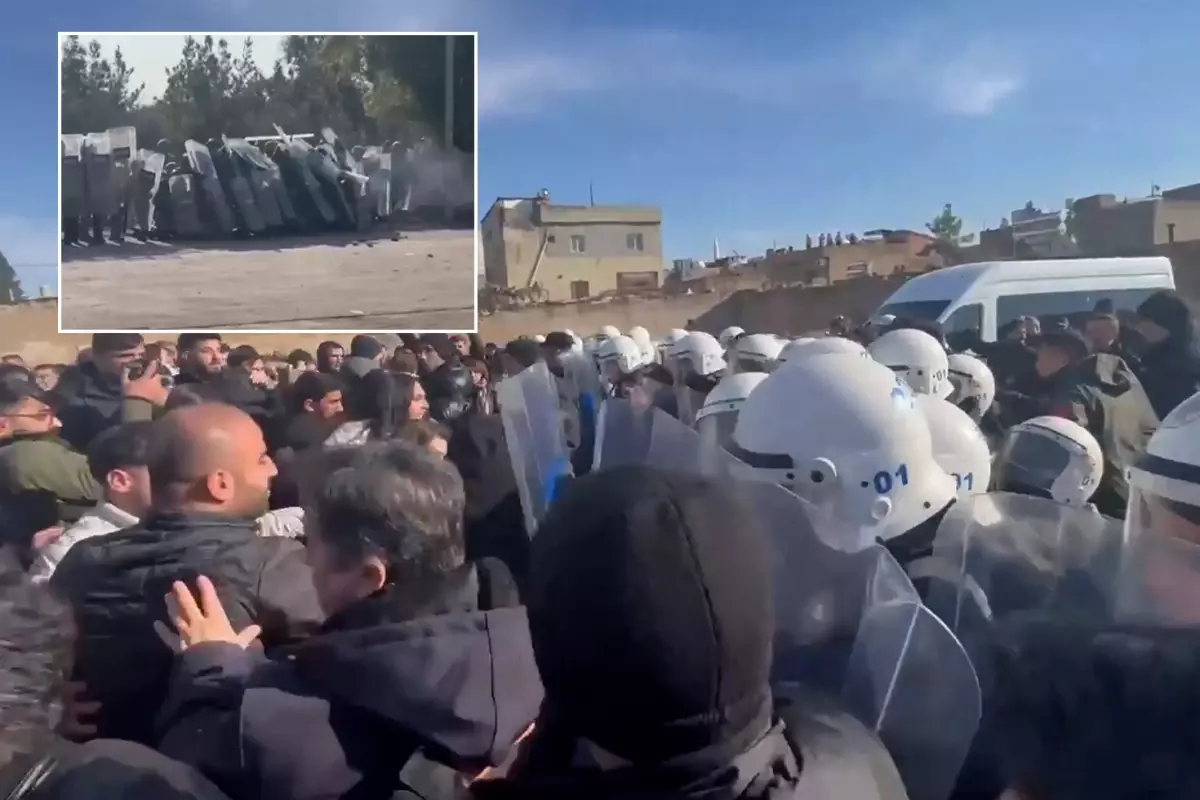 DEM Parti grup toplantısı ortalık karıştı! Polise taş atıldı, arbede çıktı