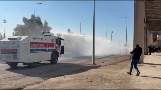 Собрание партии DEM стало хаосом! Камни были брошены в полицию, произошла потасовка
