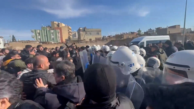 Собрание партии DEM стало хаосом! Камни были брошены в полицию, произошла потасовка