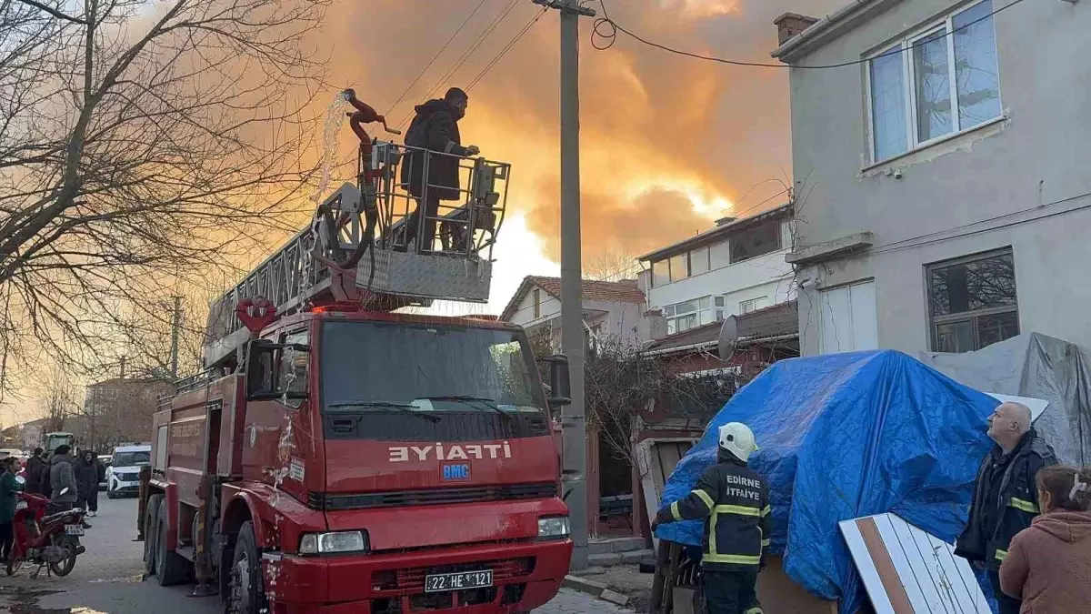 Edirne'de kömürlükler alevlere teslim oldu