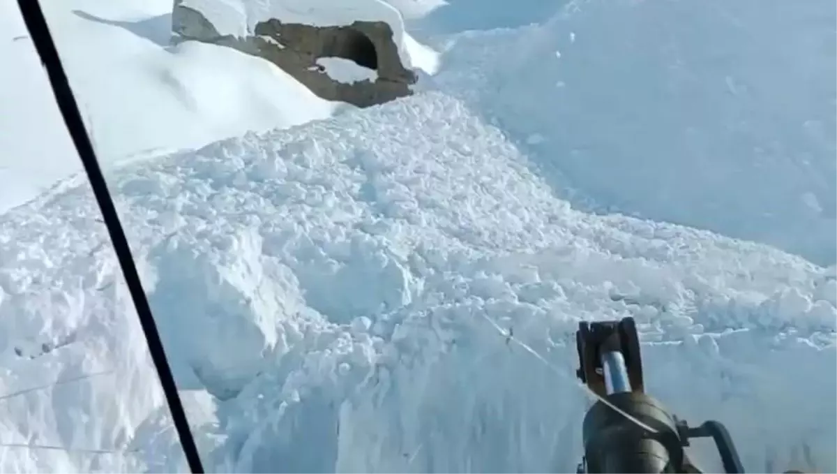 Elazığ'da çığ düşmesi sonucu kapanan geçit açıldı