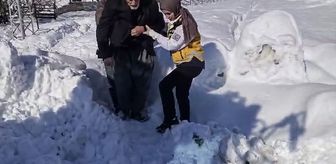 Elazığ'da ekipler yolu kardan kapanan köydeki hasta için seferber oldu