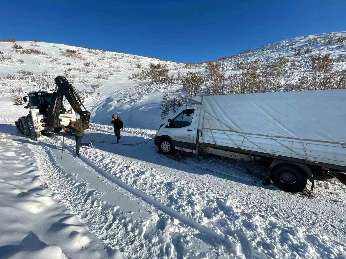 Elazığ'da şarampole düşen pikap kurtarıldı