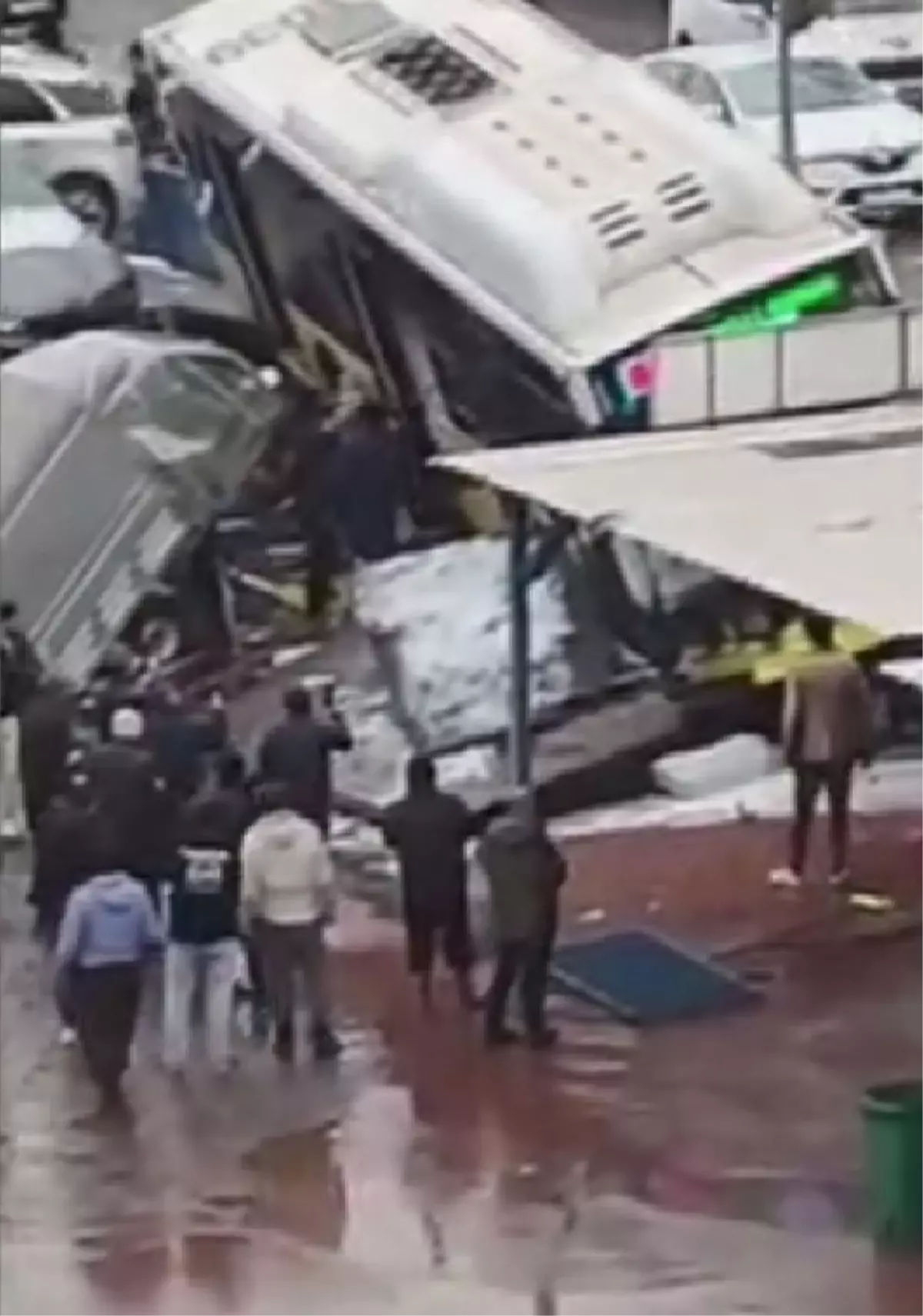 Esenler'de İETT Otobüsü Otoparka Daldı