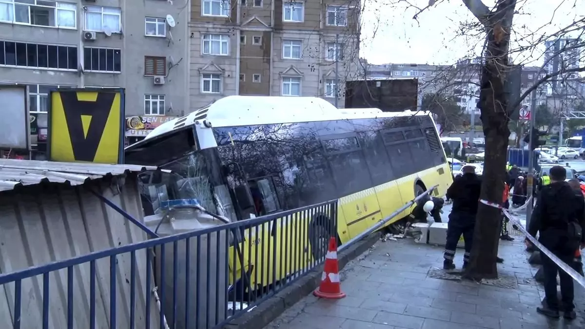 Esenler'de İETT Otobüsünün direksiyon hakimiyetini kaybetmesi sonucu otoparka daldı. Olay yerine çok sayıd...