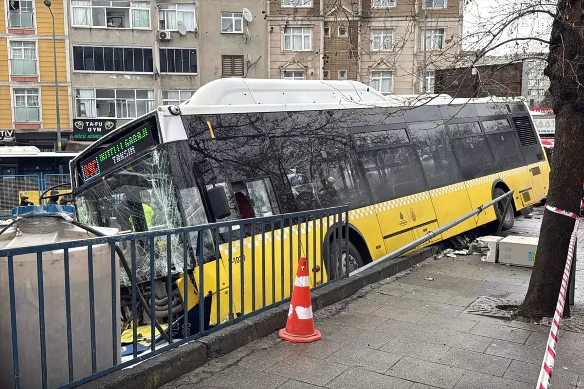 Esenler'de kontrolden çıkan İETT otobüsünün otoparka girmesi sonucu bazı araçlarda hasar oluştu