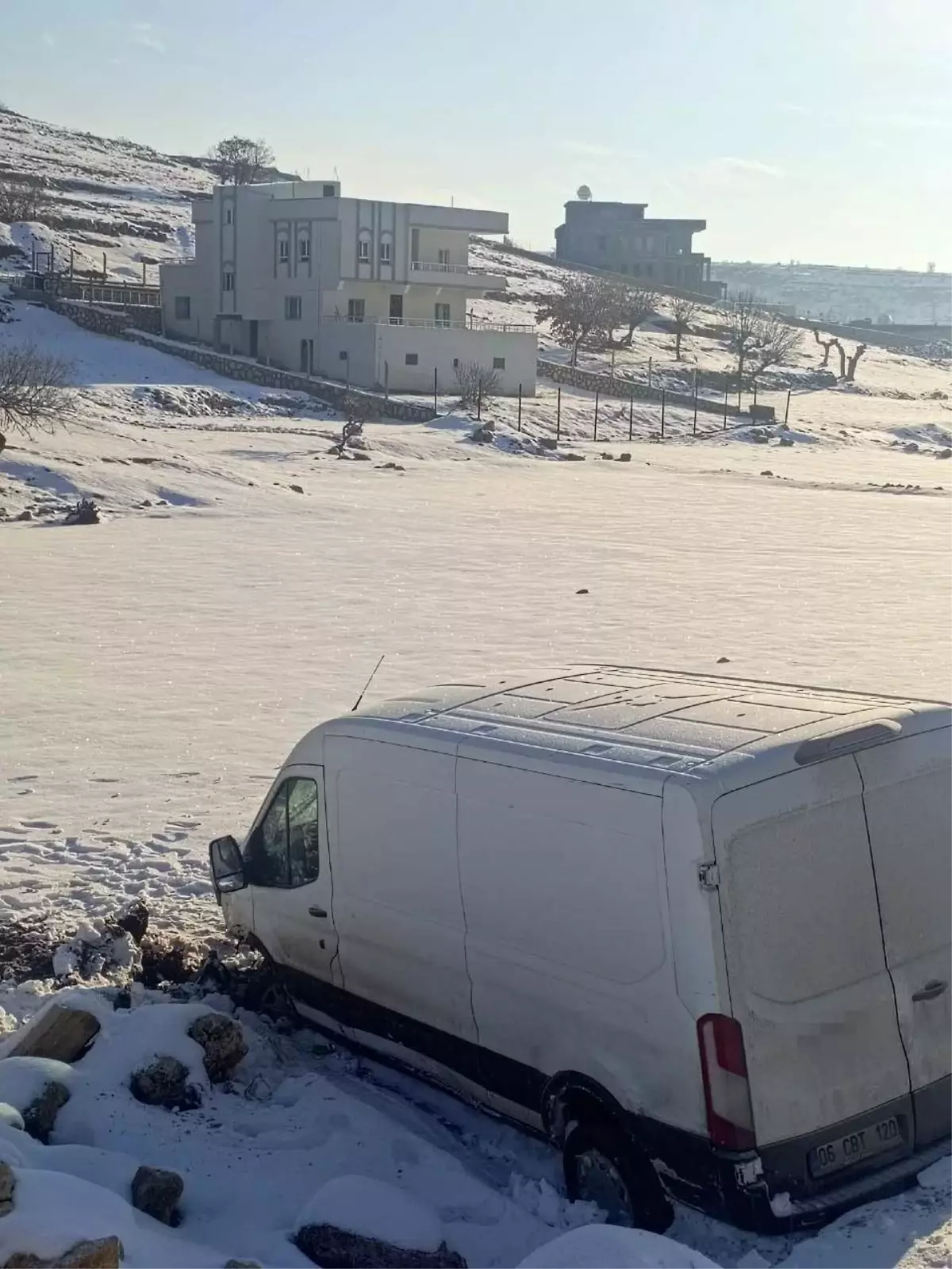 Gercüş'te minibüs şarampole devrildi: 3 yaralı