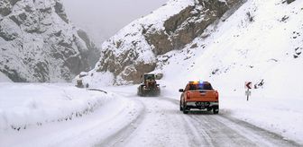 Hakkari'de dağdan kopan kaya parçalarının düştüğü kara yolunda çalışma başlatıldı