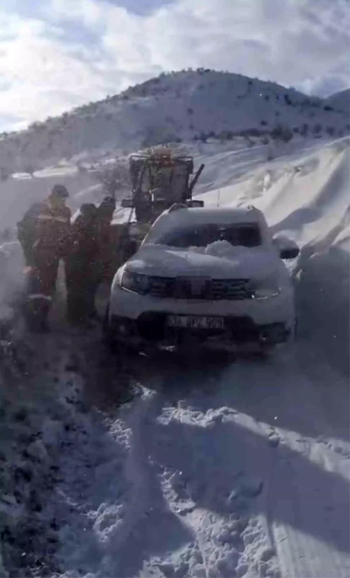 Hasta nakli yapan araç karda mahsur kaldı