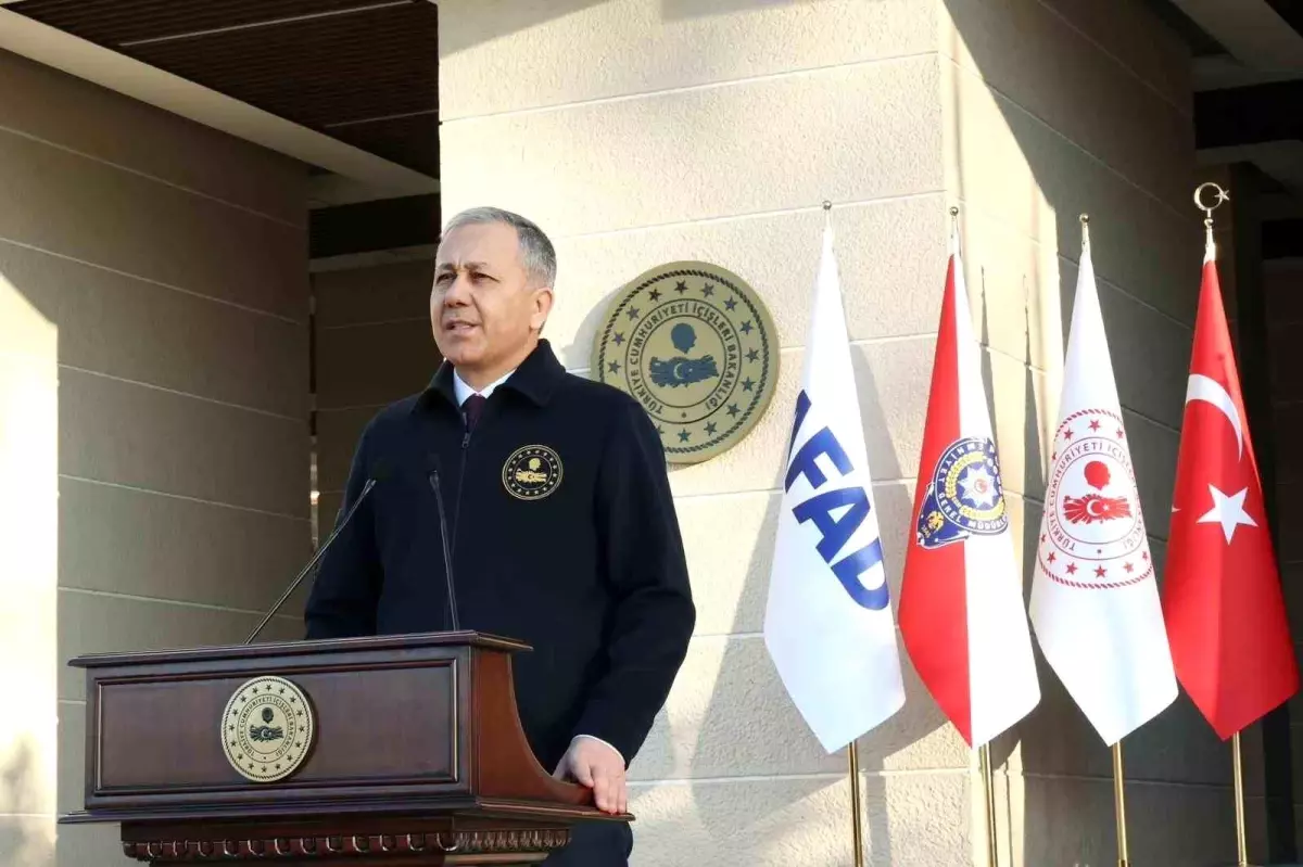 İçişleri Bakanı Yerlikaya: "İzmir merkezli 14 ilde düzenlenen 'Narkokpan İzmir' operasyonunda 641 sokak sa...