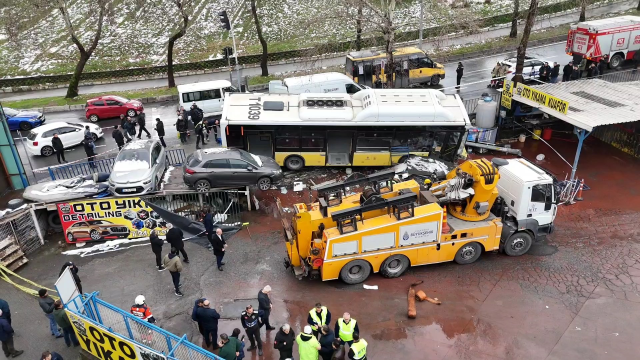 İETT otobüsü otoparka daldı