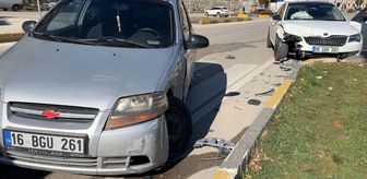 Isparta'da iki otomobilin çarpışması sonucu 3 kişi yaralandı