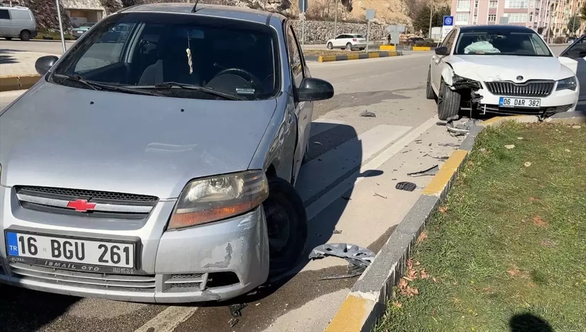 Isparta'da iki otomobilin çarpışması sonucu 3 kişi yaralandı