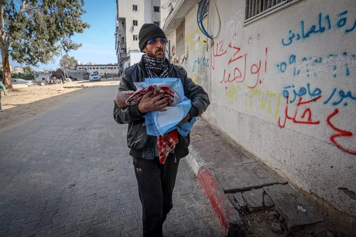 İsrail'in yakıt ve insani yardım girişini kısıtladığı Gazze'de 7 aylık bebek soğuktan öldü